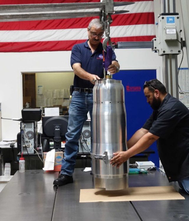 画面惊险又刺激！美国专家徒手拆核弹，网友直呼都是一群猛人