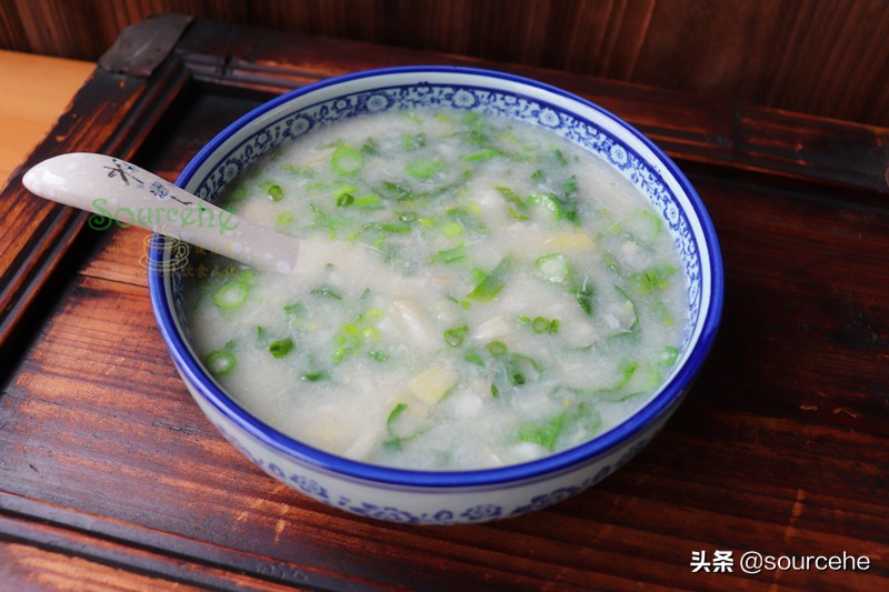 煮芋头汤时加菜心，浓稠香滑，菜心翠绿清甜、处暑之后要常吃