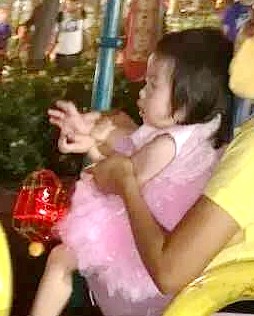 郭富城一家四口罕見同框，夫妻挽手很甜蜜，倆女兒正面超可愛