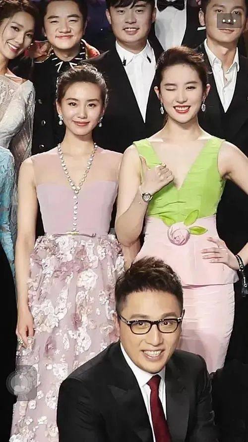 美人相遇必有一輸，娛樂(lè)圈最大的反差，都在女明星的合照里