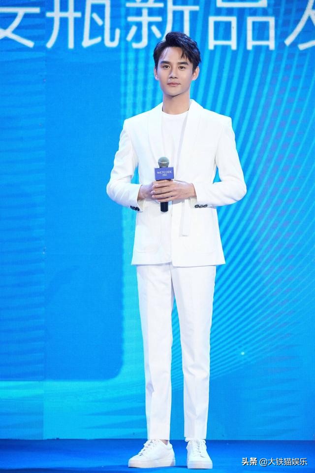 穿西装好看的男星，只服这8位，仪态万方，贵气