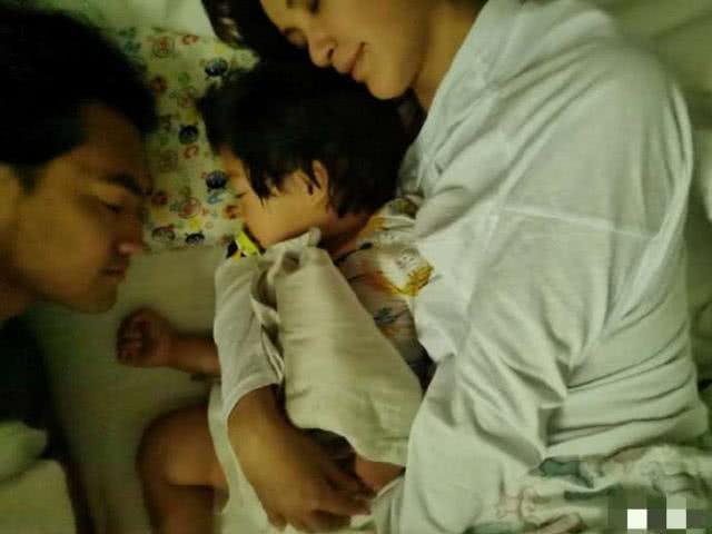 张歆艺晒全家福庆结婚四周年，一家三口同框刷