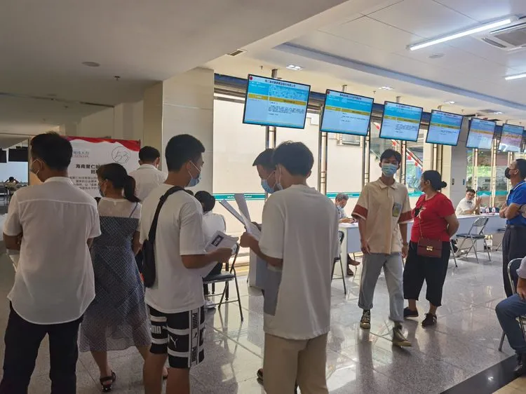 畢業(yè)不打烊，職場(chǎng)在海南—2021年?？谑懈咝．厴I(yè)生公益現場(chǎng)招聘會(huì )