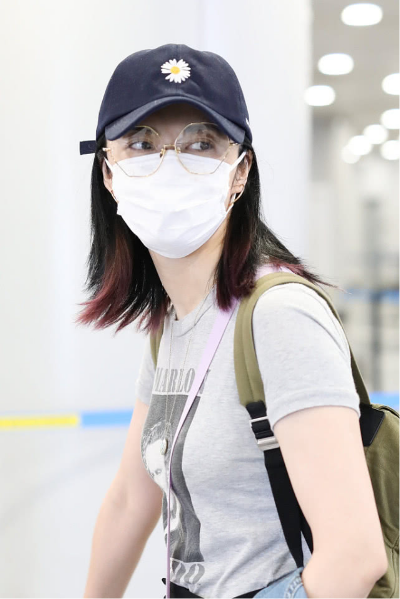姚晨是胖了吗，穿身休闲装走机场，却感觉把衣服撑的紧蹦蹦