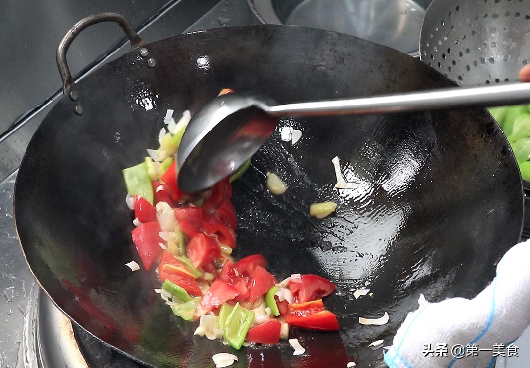 图片[7]-厨师长分享烧丝瓜的家常做法 学会这几个技巧 丝瓜翠绿不发黑-起舞食谱网
