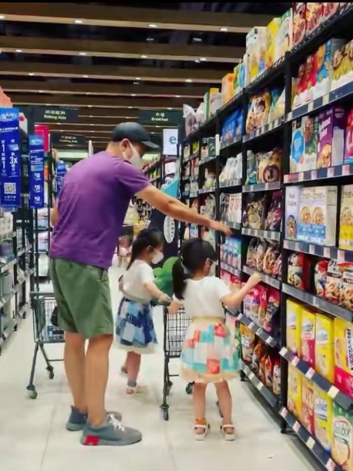 熊黛林老公晒生日全家福，抱双胞胎女儿幸福满满，称家庭为第一位