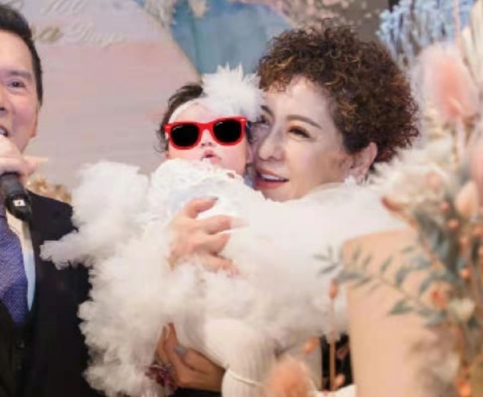 向佐父亲节因工作疫情和女儿分隔两地，向太申请开私人飞机接送