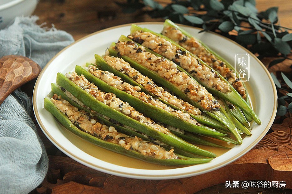 秋天吃秋葵正当时，这样做鲜嫩入味，好吃不腻，给大鱼大肉都不换
