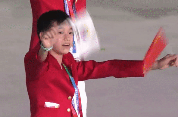 全红婵上演沉浸式签名，签完一张就递走，都没空看比赛，网友狂赞