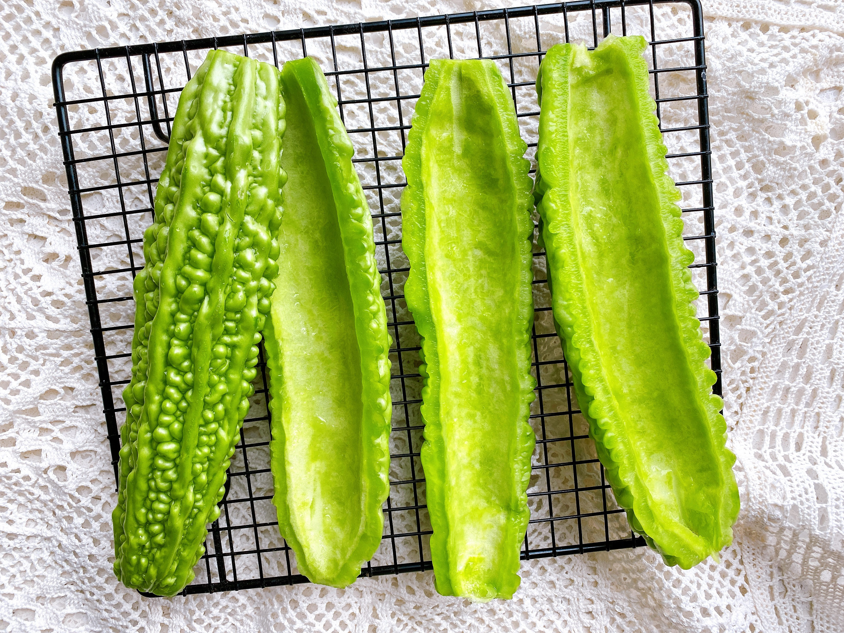 苦瓜好吃有訣竅，多做2步，爽口不苦，清熱降火，適合炎熱的夏天