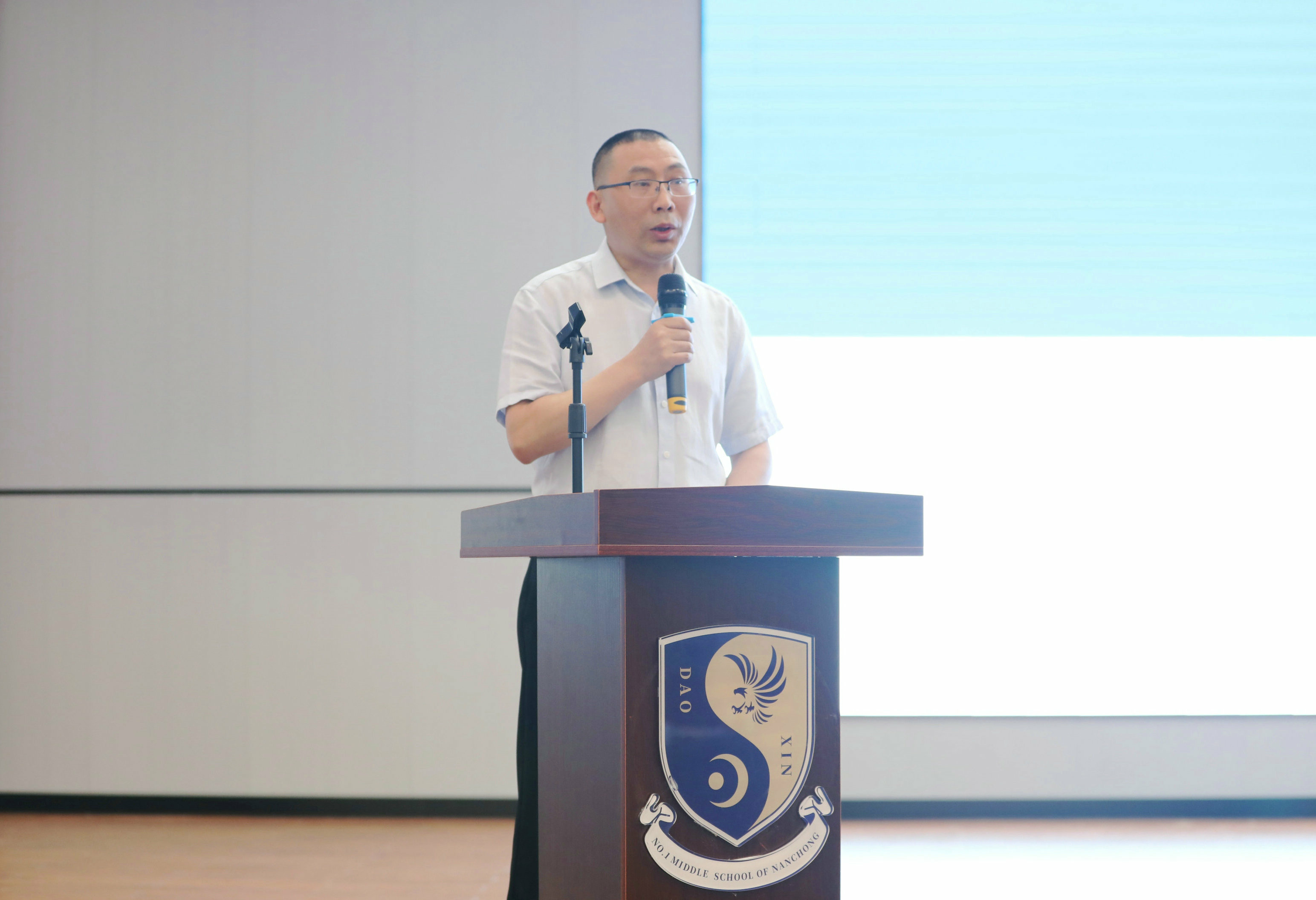 课堂展风采 学习促成长——记棠湖小学英语教师赵珺研讨活动献课