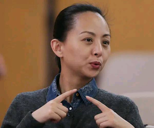 还记得“千手观音”里的聋哑领舞吗？被富商苦追8年，现状如何了