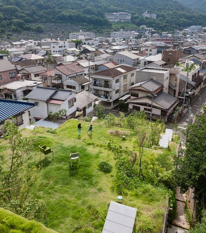 這是日本�窯洞房�，嵌入山體打造梯田式集合住宅，庭院搬屋頂上