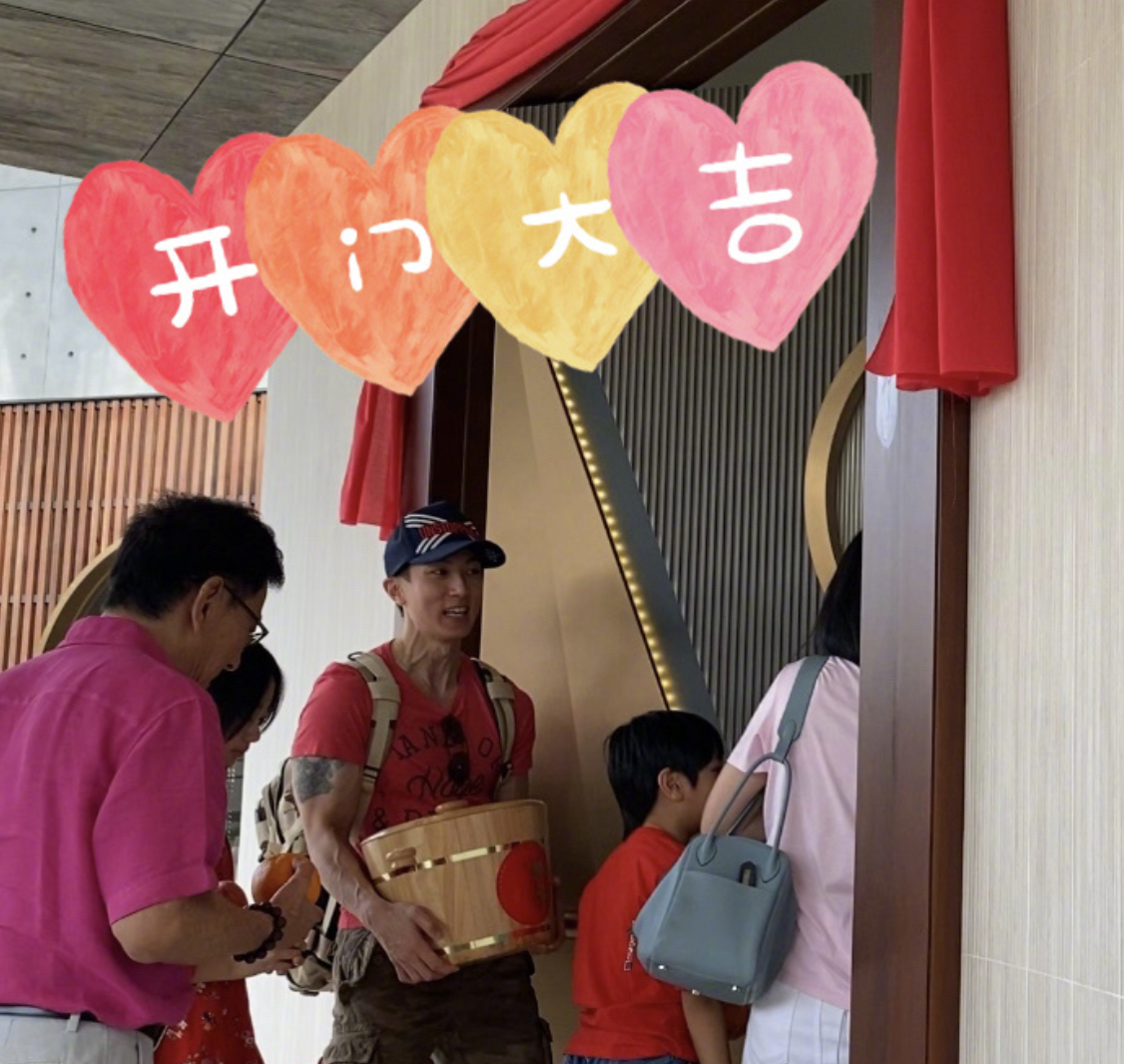 吴尊晒自拍秀肌肉，意外曝光新豪宅内景，健身房星空影院配置超全