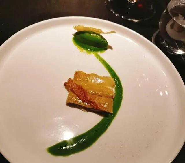 佟丽娅晒宵夜，一桌菜2000元，网友留言：一口一