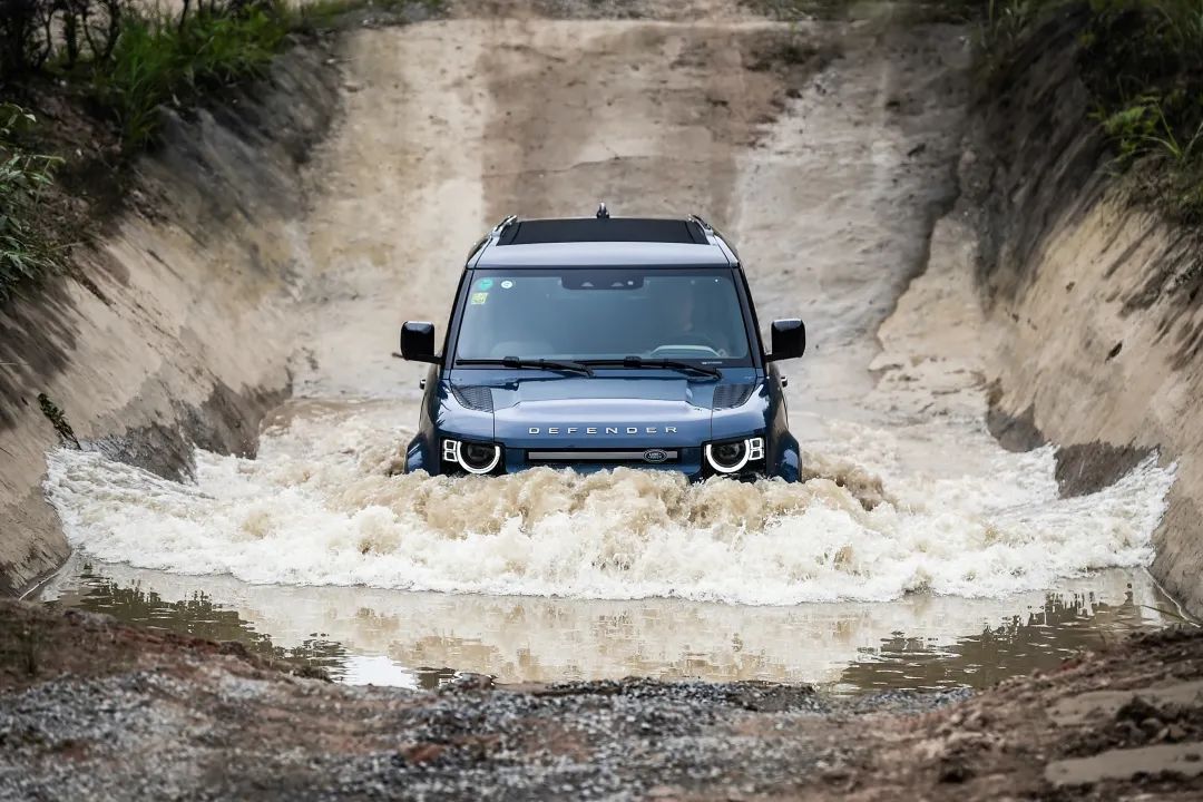 舒适度和越野性两不误，这款英国越野车换代之后受到热捧