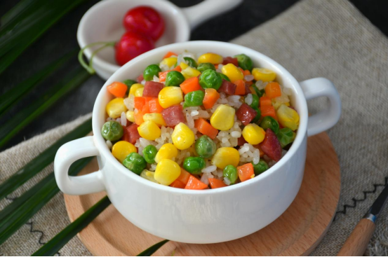 隔夜的剩米饭也能玩出新花样，做出来颜色鲜艳的炒饭，太香了