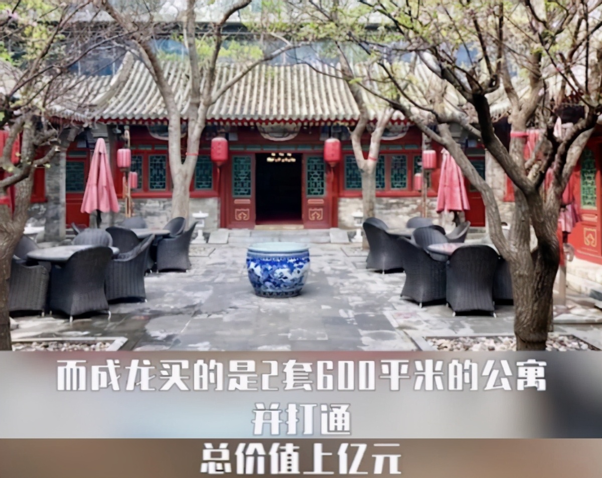 67岁成龙聚餐被拥簇排场大，86万保姆车曝光，后