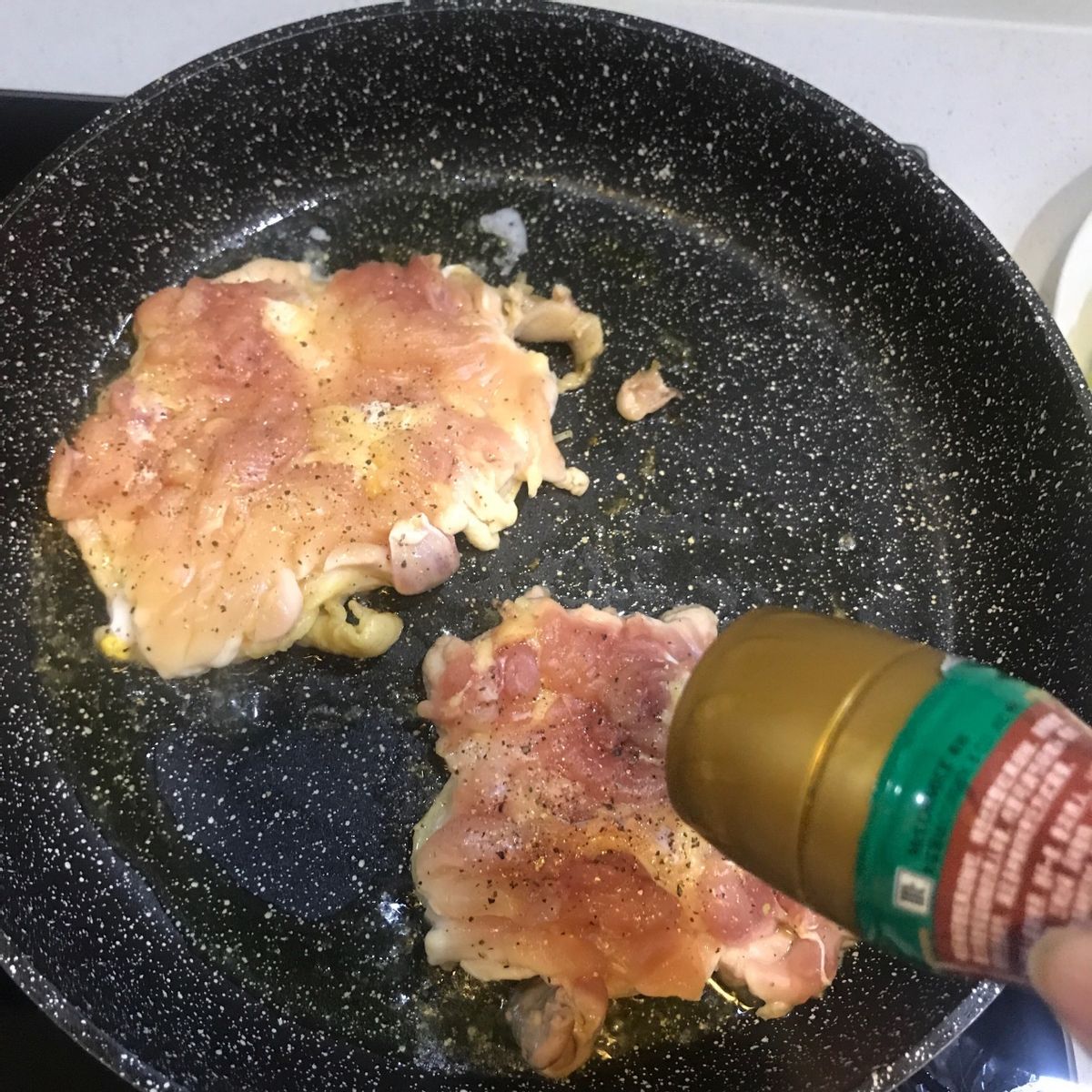 这是一道泰式菜，鸡肉搭配蔬菜，风味独特