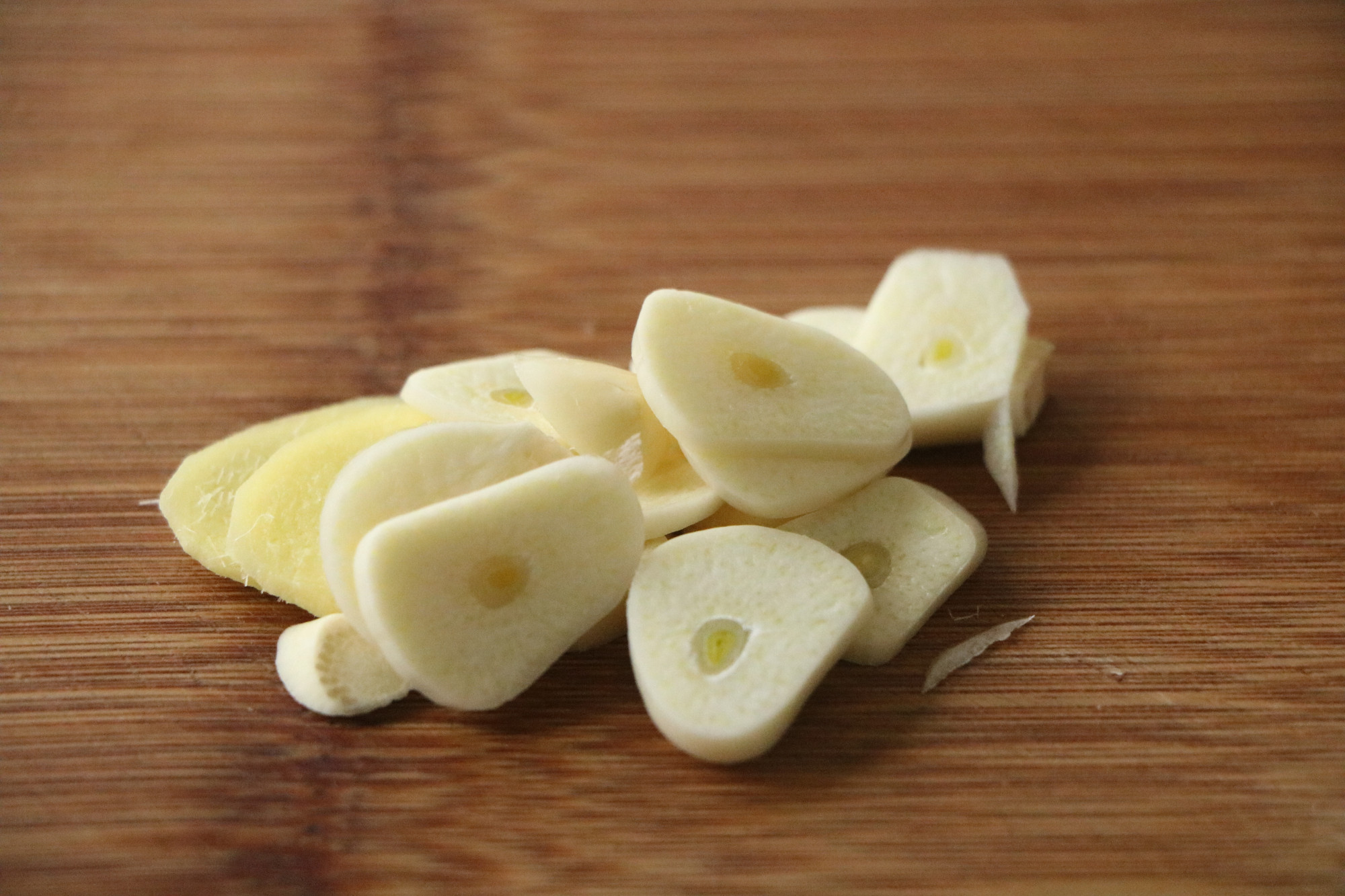 豆腐這樣燉太費米飯了，用砂鍋煲一鍋，滑嫩入味，太適合冬天吃了