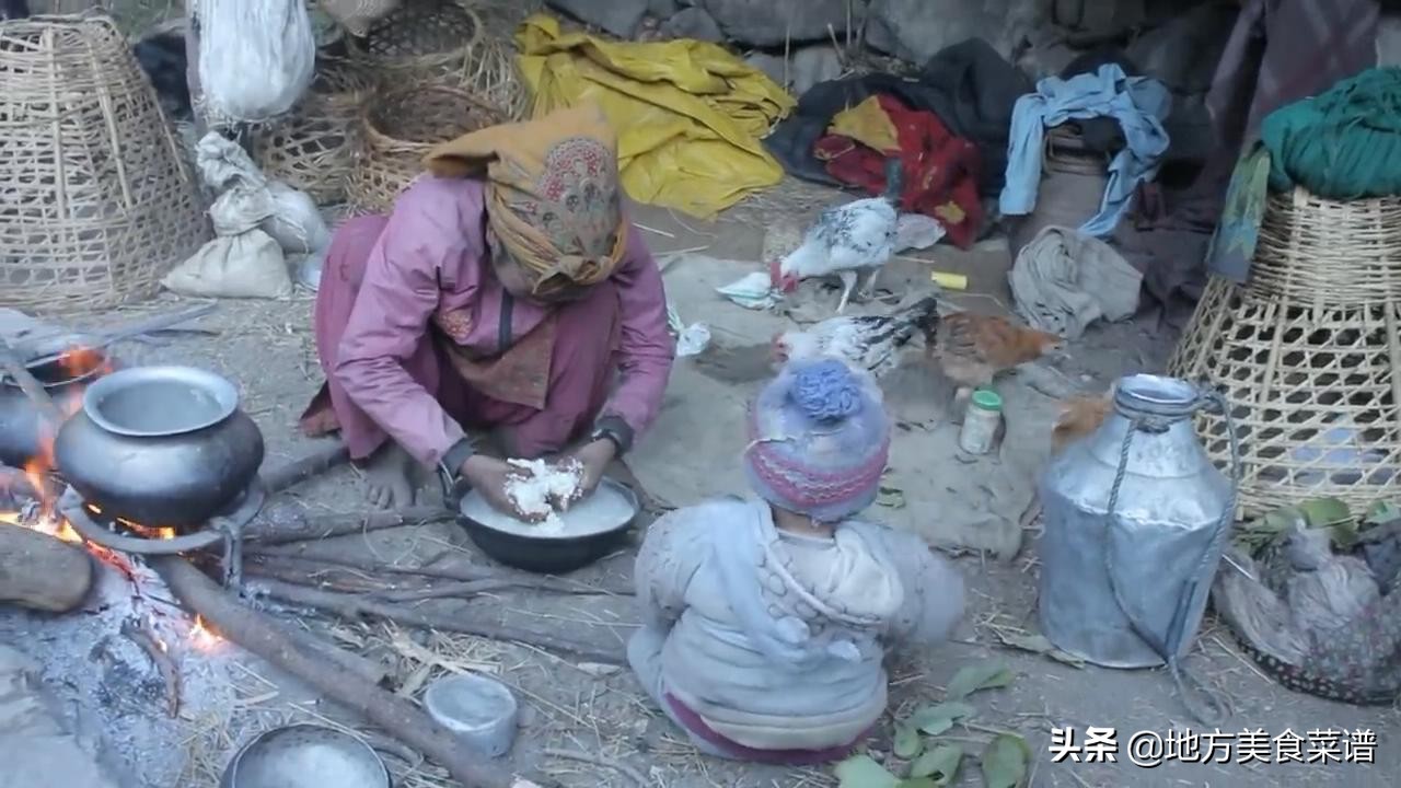 尼泊尔山区穷人家来客人，主人煮一锅大米饭，用牛肉干煮青菜招待