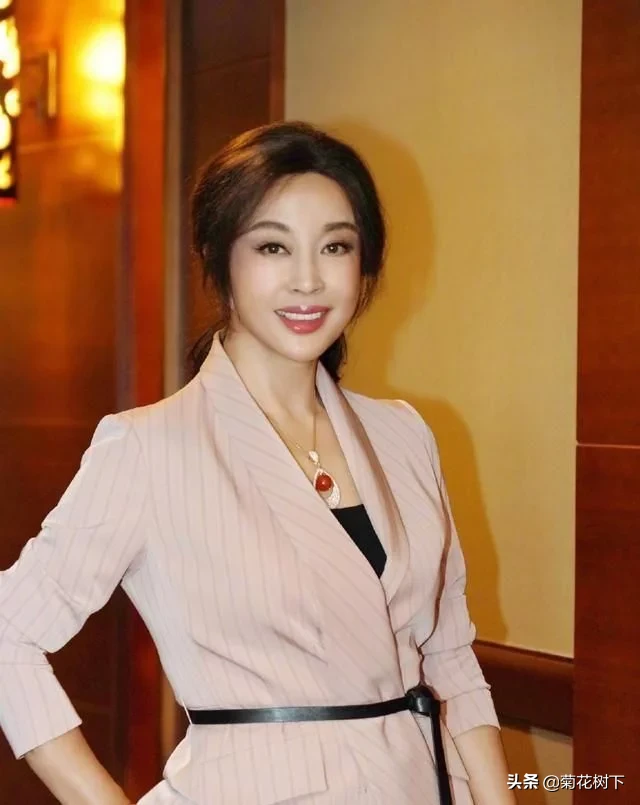 64歲劉曉慶身材真好，背心也能穿出豐滿感