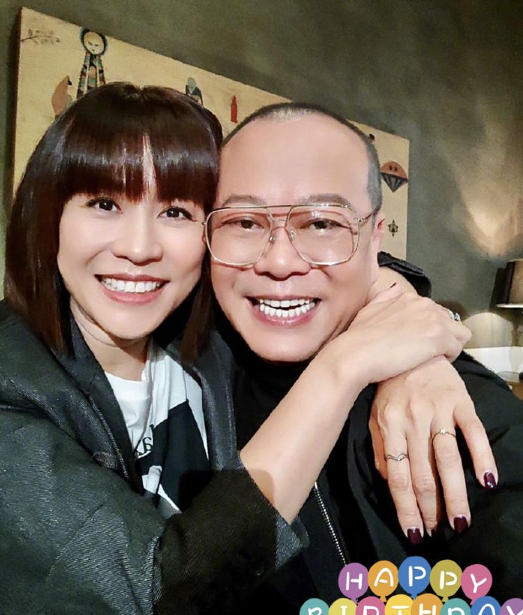 欧阳震华连续5年为宣萱庆生，两人贴脸合影似闺蜜，被喊话再合作