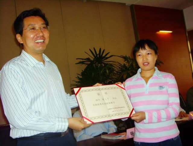 2006年，湖北女孩帶病重父親和繼母去上學(xué)，14年過去現(xiàn)今過得如何