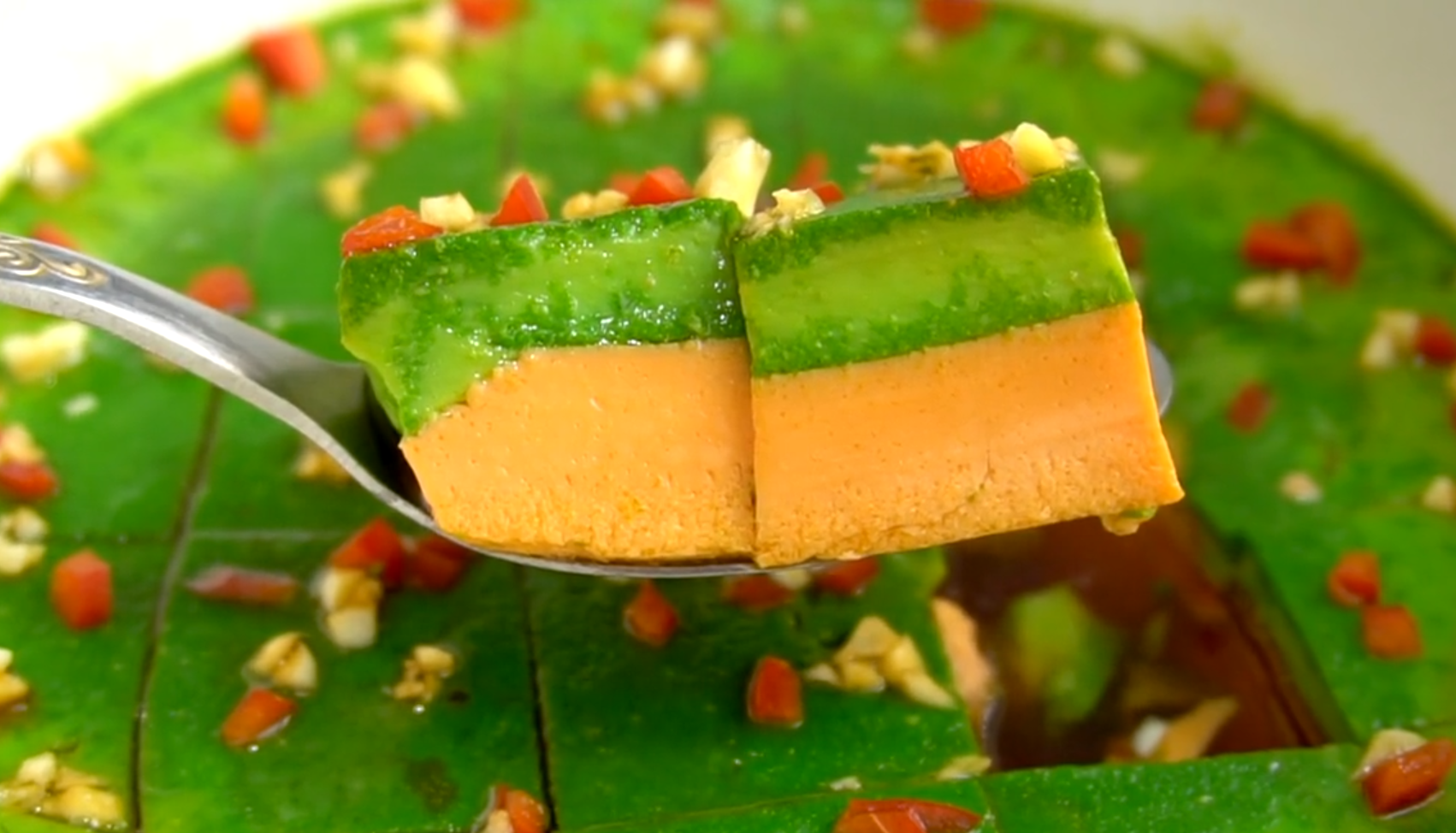 教你做蔬菜雙色水蒸蛋，口感滑嫩，營養豐富，老人孩子都愛吃