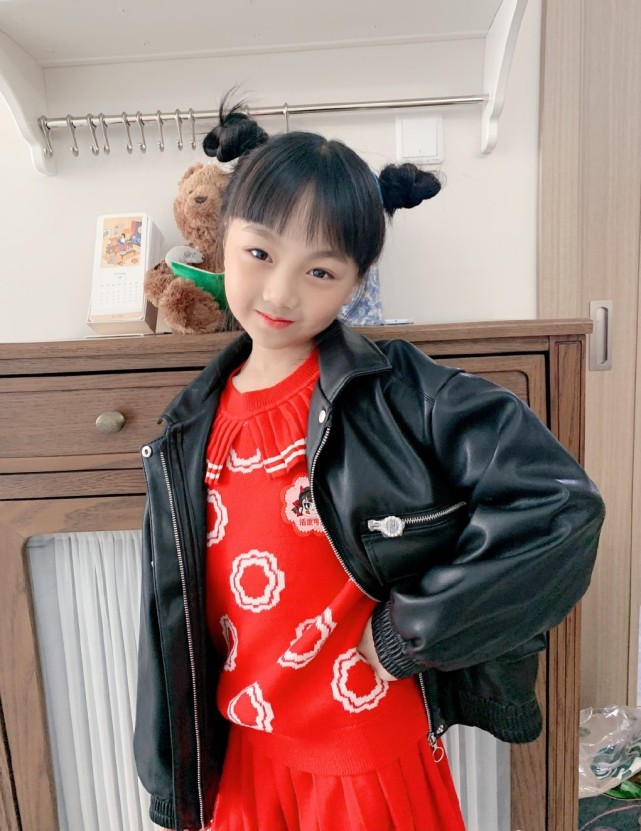 小山竹近照，放假了好心情擋不住，開心賣萌又美又可愛