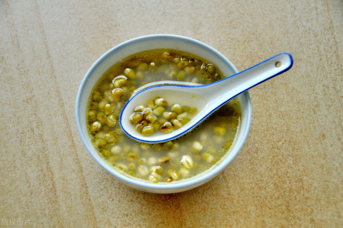 煮綠豆湯時，直接下鍋煮是錯的，教你一個訣竅，5分鐘綠豆煮開花