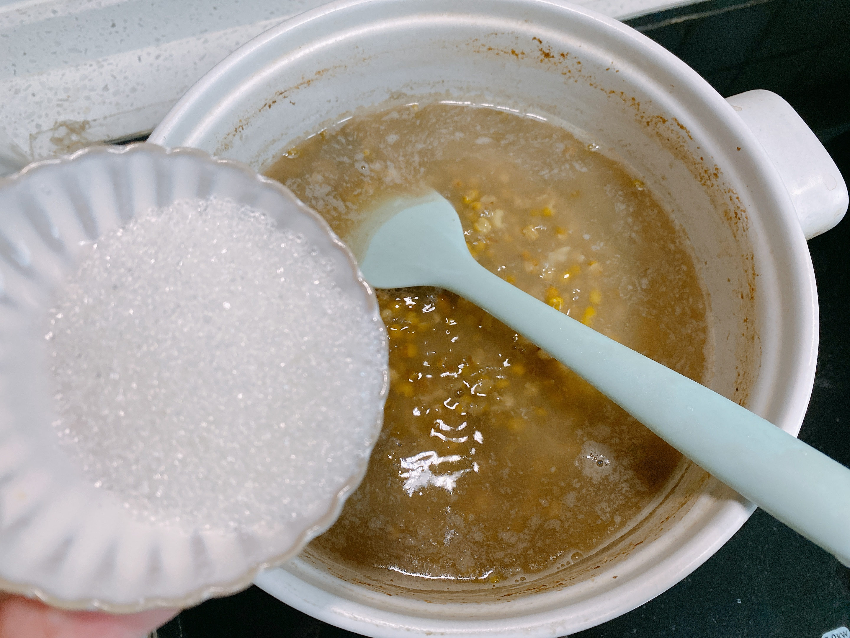 冰凉解暑的绿豆雪糕，自己在家做，香甜细腻无冰碴，小时候的味道