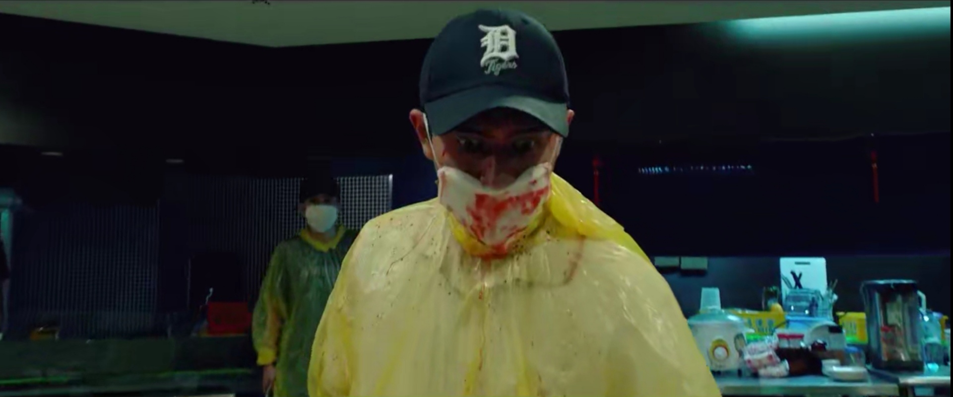 小儿子伤人入狱，大儿子跳楼自杀，这部电影里