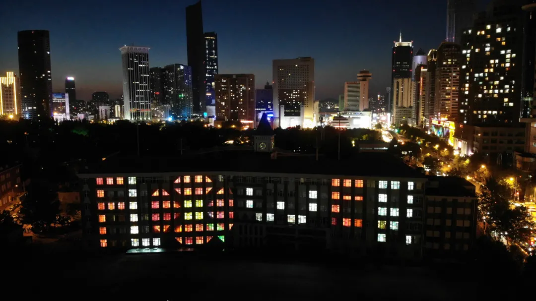 大连二十四中学灯光表演为高三学子送上祝福(图5)