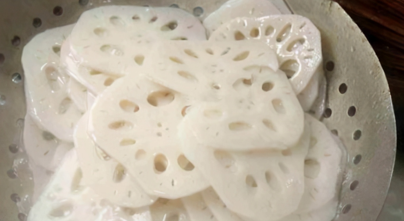 Boiled lotus root slices tend to turn black?  The chef teaches you a trick to ensure that the lotus root slices are not black, white, crisp and tasty