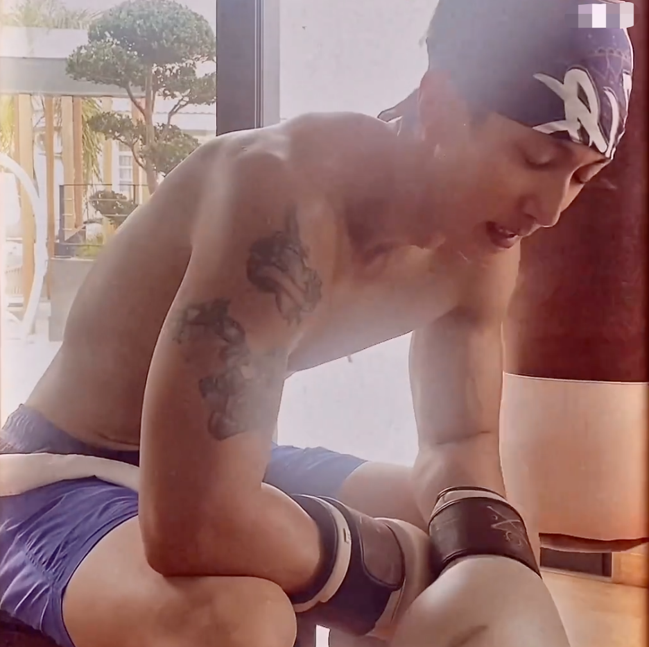 吴尊晒居家打拳视频，手臂肌肉发达线条好，八块腹肌十分抢镜