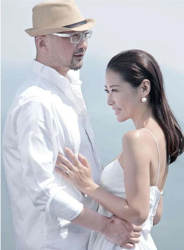 有一种爱情叫做梁静与管虎，穿情侣风衣秀恩爱