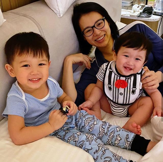 胡杏儿儿子进乐高店只看不买，逢人问好绅士有礼貌，妈妈直呼骄傲