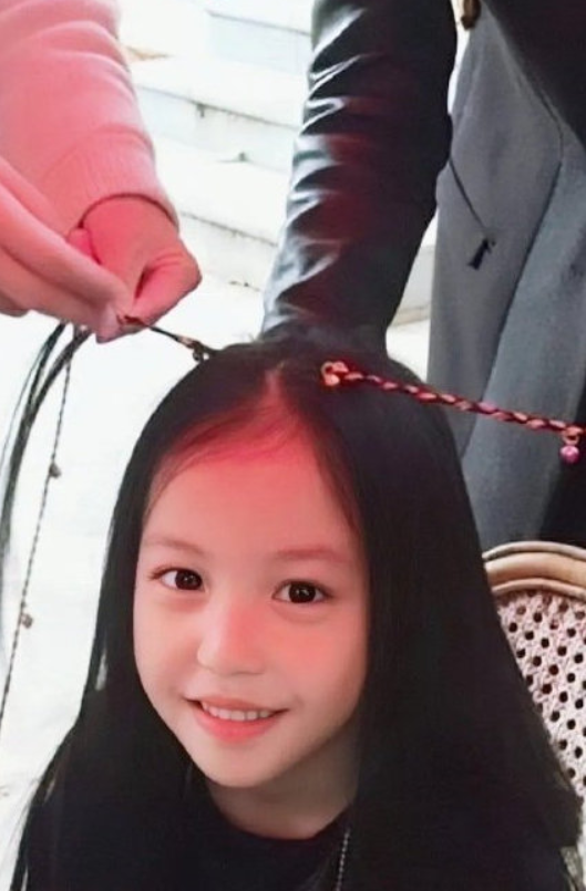 趙薇11歲女兒近照曝光，大眼高鼻樑臉蛋白嫩，長發到腰腿又細又長