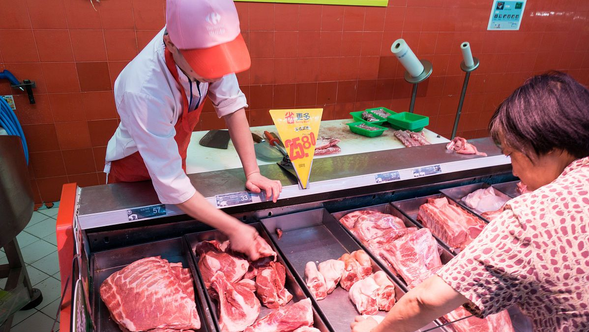 猪肉下挫32.6%，国内肉价大幅“跳水”，猪肉要降回15元/斤？