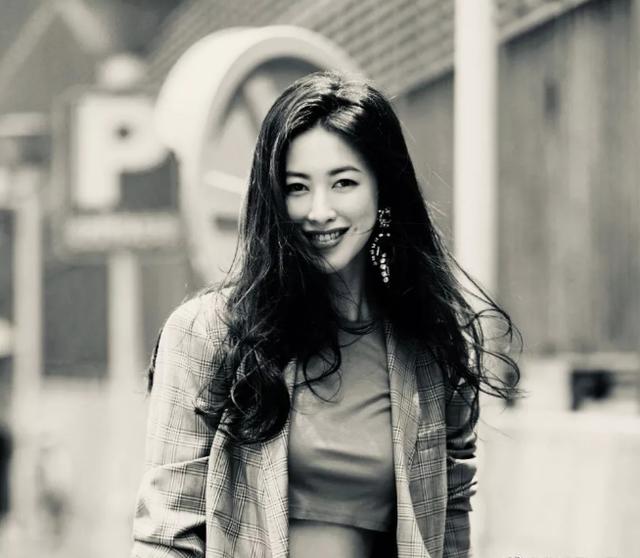 她是尤文图斯老板娘，背景比韩雪还牛，爷爷是