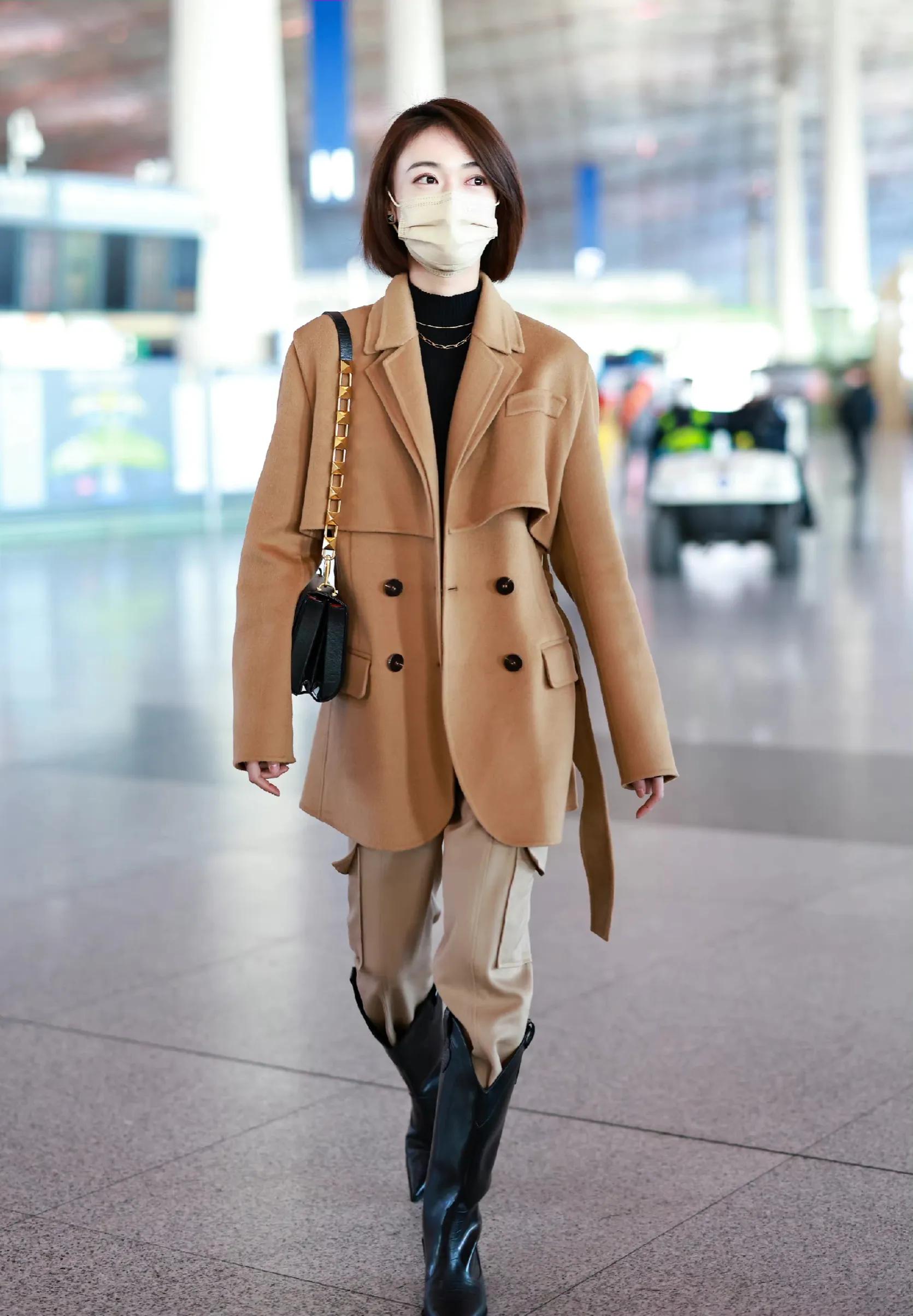 吴谨言私服 身穿呢子大衣脚套大长靴 靴子比包包还要亮 资讯咖