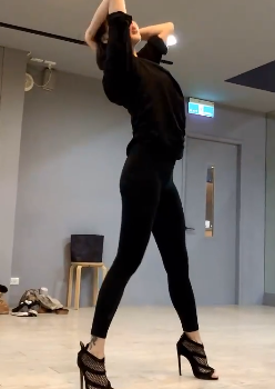 小S发博晒个人舞蹈，紧身裤凸显S型身材，网友评论刁钻引爆笑