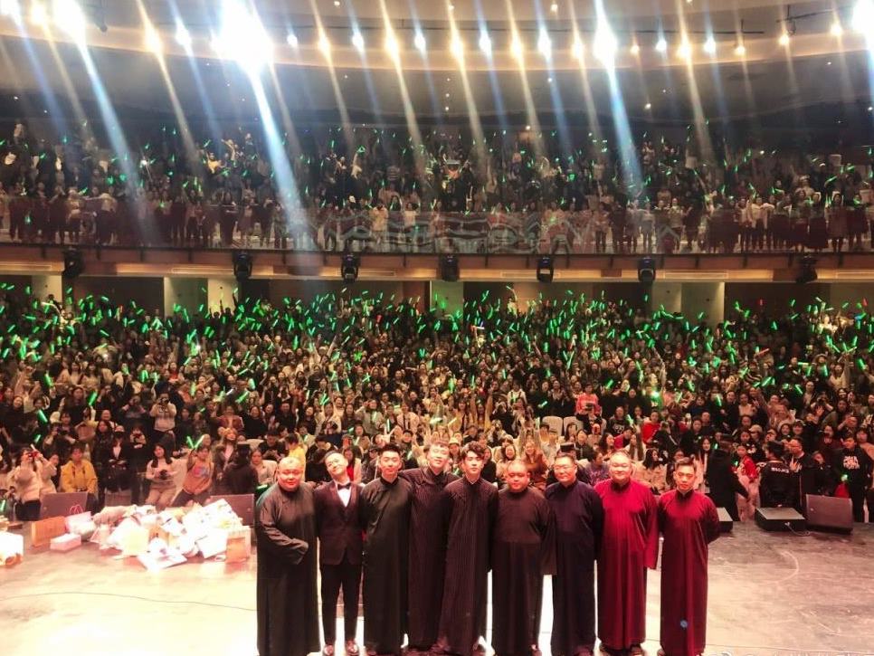 郭德纲把相声带进剧场善莫大焉，但剧场相声也