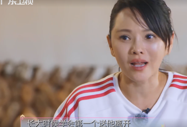 给儿子买国外的学区房，支持18岁儿子穿女装，伊能静：你自由了