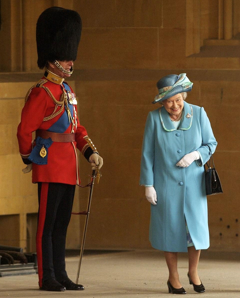 哈里梅根或回英国参加爷爷葬礼，民众：骂完王