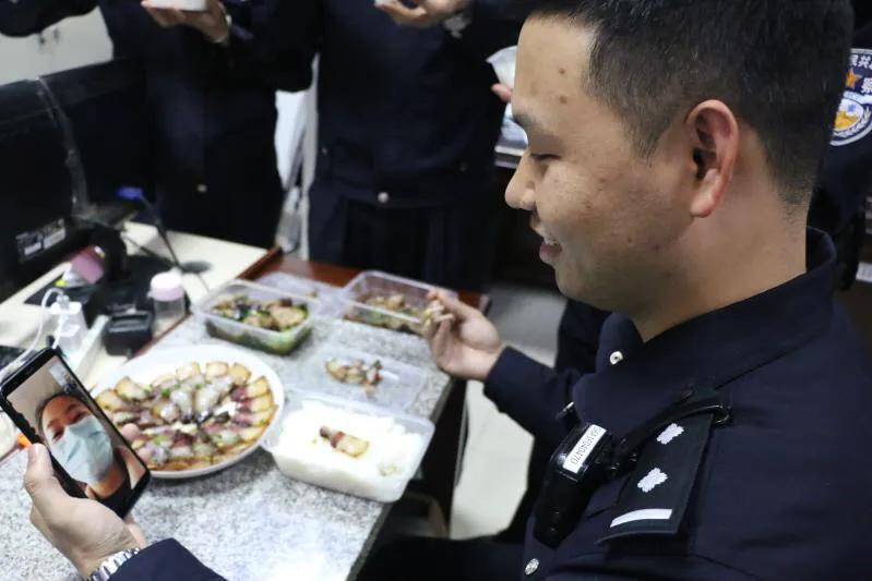 千里而来的家乡味:铁路民警特殊的年夜饭 千里,而来,家乡,铁路,路民