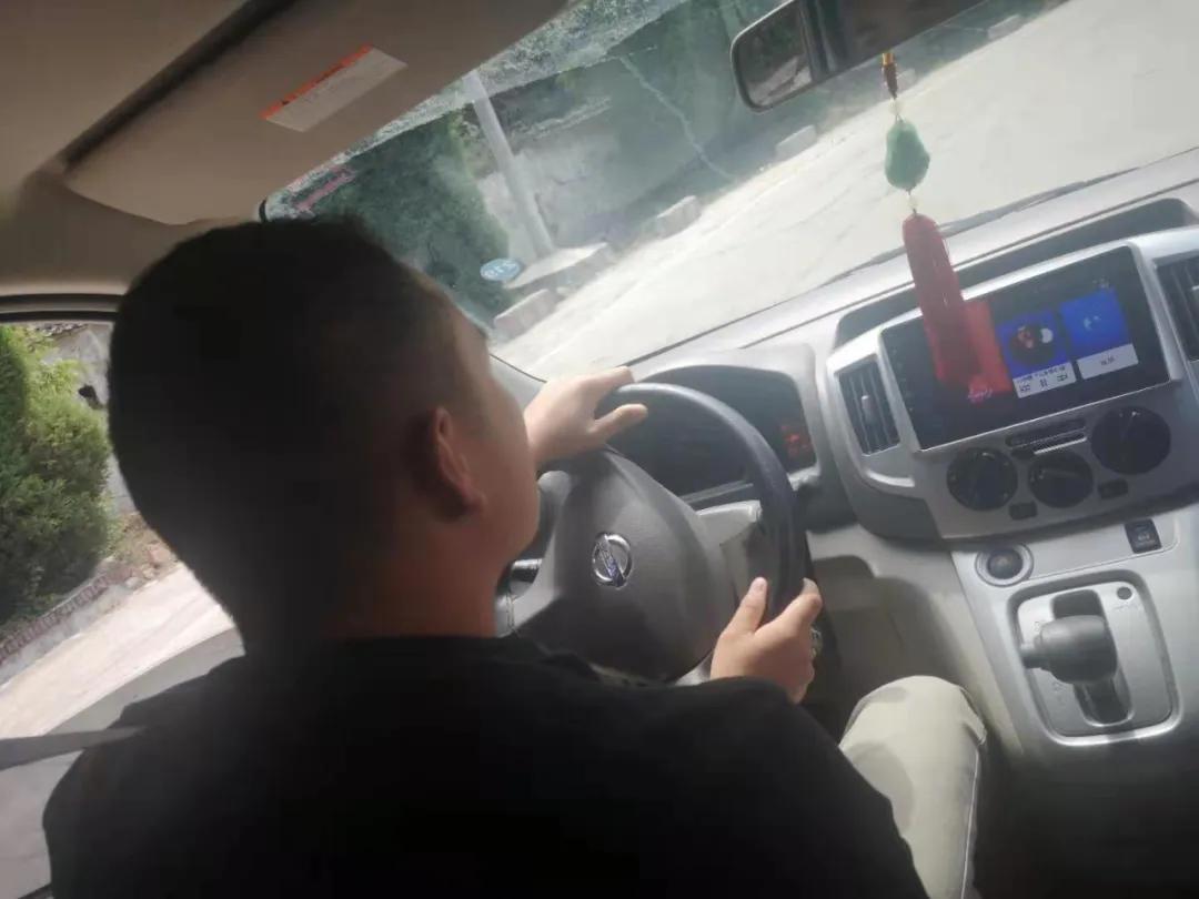 改个房车去旅行，60后大哥为一家人淘的日产NV200