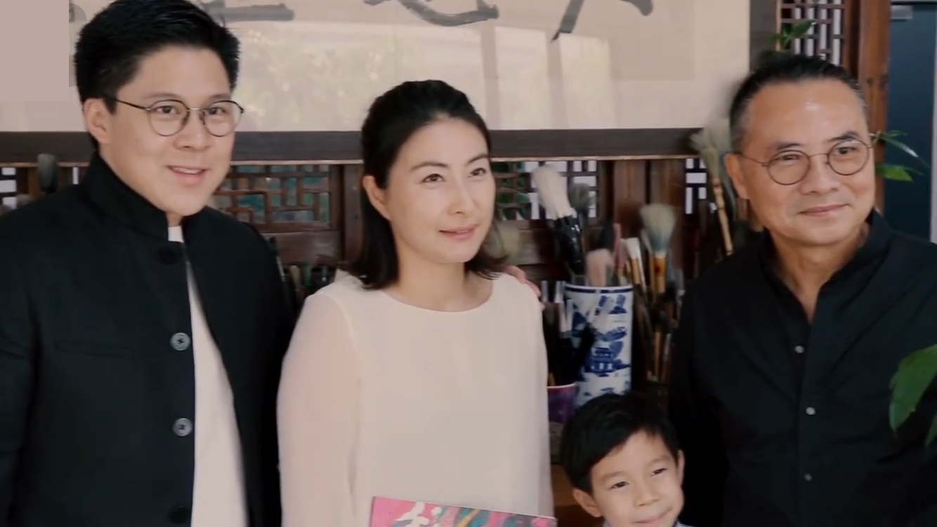 霍啟剛一家三口學畫畫，晶晶認真細緻顯氣質溫婉，霍中曦有模有樣