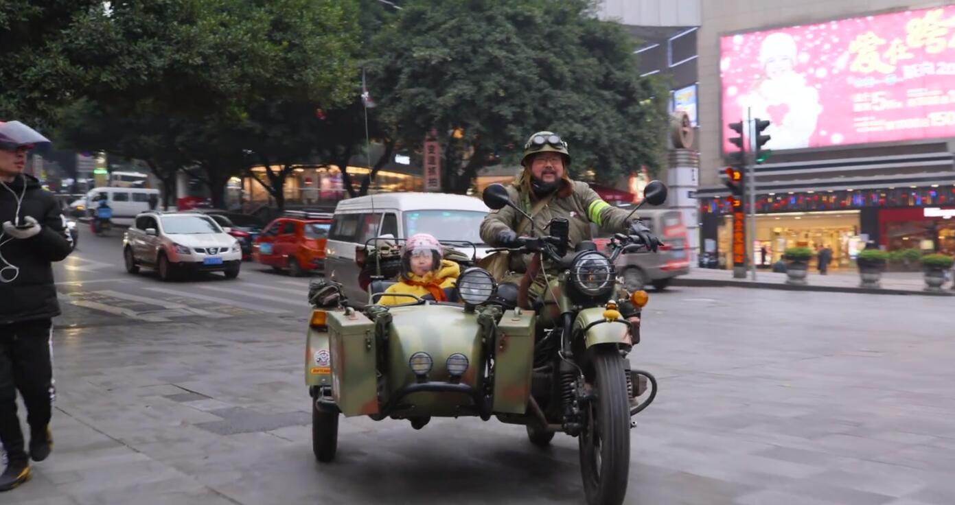 重庆城里的普通人：归乡的游子，拼搏的年轻人，骑机车的耙耳朵